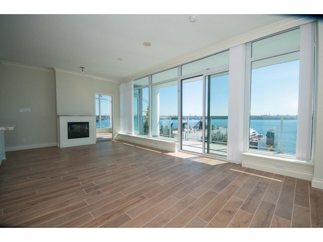 4380-08-Spectacular-3-bedroom-waterfront-rental-at-Trophy-At-The-Pier!.jpg